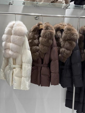 Rókaszőr galléros téli pehelydzseki, derékon fűzős szabás, fehér kacsa pehelytöltet, poliészter külső anyag, középső hosszúságú 50–65 cm