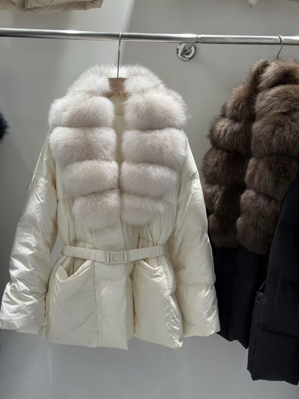 Rókaszőr galléros téli pehelydzseki, derékon fűzős szabás, fehér kacsa pehelytöltet, poliészter külső anyag, középső hosszúságú 50–65 cm
