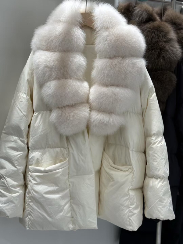 Rókaszőr galléros téli pehelydzseki, derékon fűzős szabás, fehér kacsa pehelytöltet, poliészter külső anyag, középső hosszúságú 50–65 cm