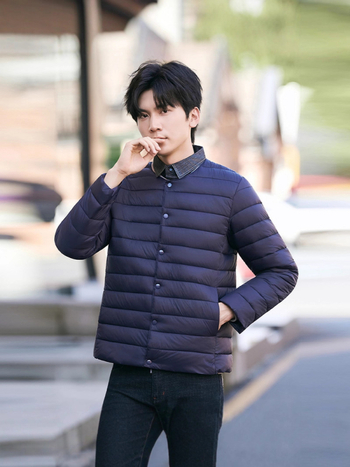 Мъжко леко яке в стил кардиган, без яка, тясна кройка, едноредово закопчаване, полиестров пълнител