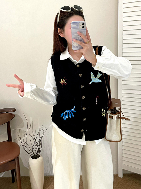 Izšivena pletena bez rukava jakna za žene, slobodan kroj, V-izrez, poliester 30–50%, viskozno <30%