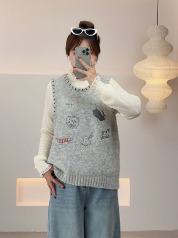 Ženski plus veličina pleteni džemper-vest s okruglim izrezom, izšiven kartunski motiv, šarena mohair smjesa, poliesters 80-90%, akril 10-20%, japansko-korejski opušten stil, regular kroj, zima 2025