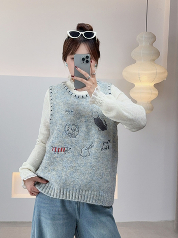 Ženski plus veličina pleteni džemper-vest s okruglim izrezom, izšiven kartunski motiv, šarena mohair smjesa, poliesters 80-90%, akril 10-20%, japansko-korejski opušten stil, regular kroj, zima 2025