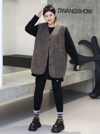 Vesta od ovčje vune s V izrezom, ležerni kroj, poliester-akril smjesa 70–80%, kopčanje na jedan red gumba