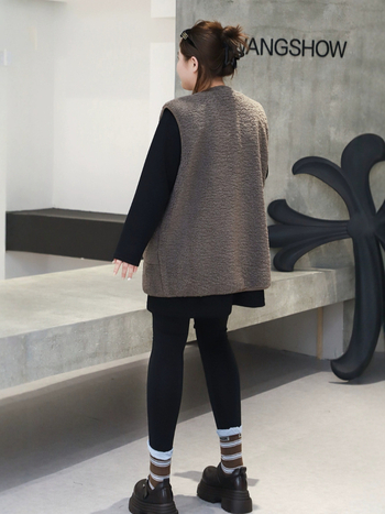 Vesta od ovčje vune s V izrezom, ležerni kroj, poliester-akril smjesa 70–80%, kopčanje na jedan red gumba