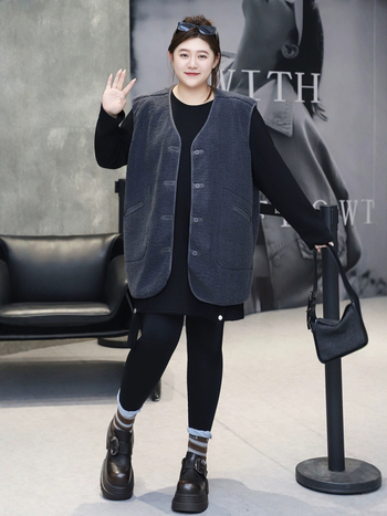 Vesta od ovčje vune s V izrezom, ležerni kroj, poliester-akril smjesa 70–80%, kopčanje na jedan red gumba