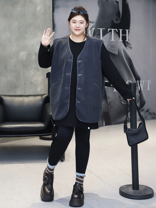 Vesta od ovčje vune s V izrezom, ležerni kroj, poliester-akril smjesa 70–80%, kopčanje na jedan red gumba