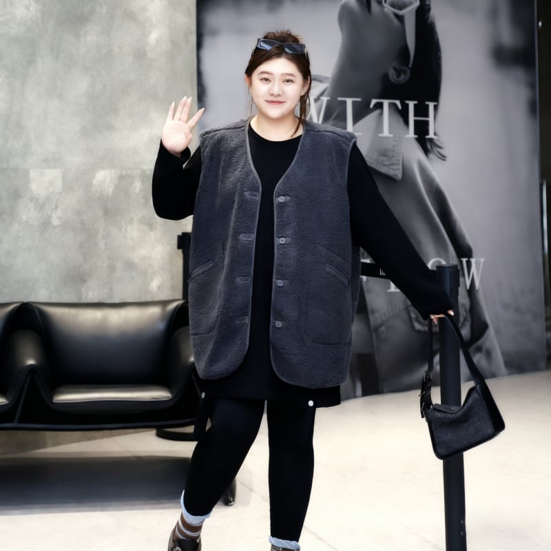 Vesta od ovčje vune s V izrezom, ležerni kroj, poliester-akril smjesa 70–80%, kopčanje na jedan red gumba