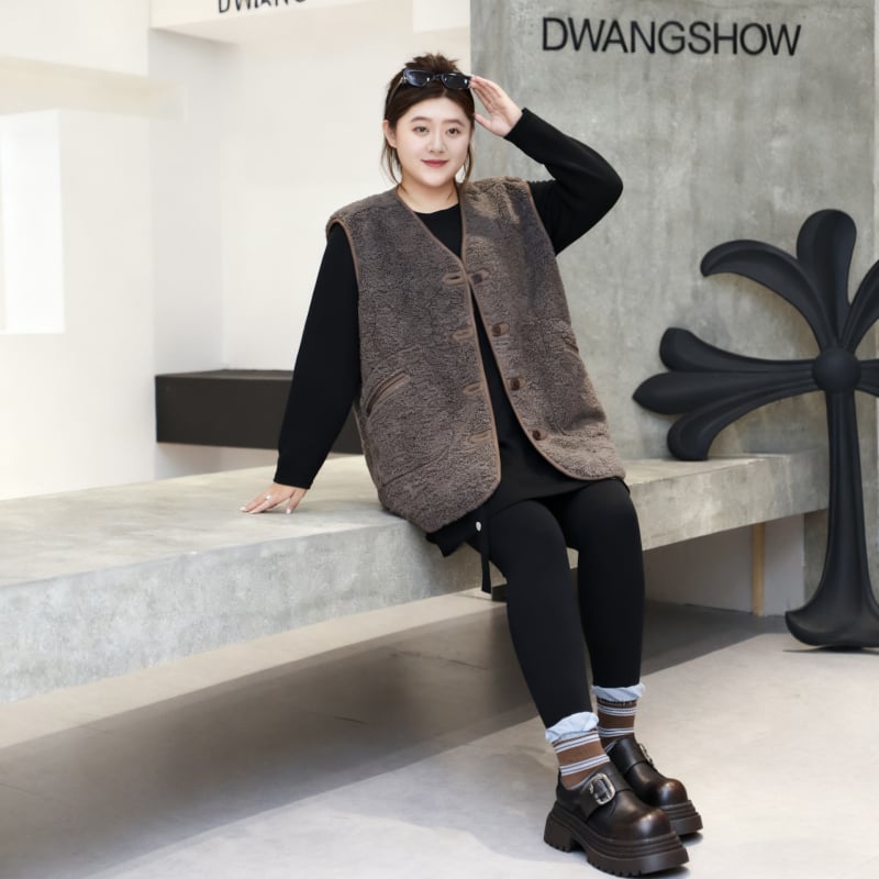 Vesta od ovčje vune s V izrezom, ležerni kroj, poliester-akril smjesa 70–80%, kopčanje na jedan red gumba