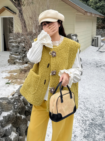 Vesta s cvjetnim uzorkom od kombinirane tkanine s elastanom, okrugli vrat, zimska kolekcija 2025