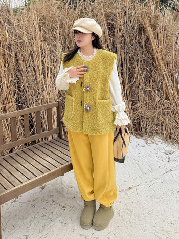 Vesta s cvjetnim uzorkom od kombinirane tkanine s elastanom, okrugli vrat, zimska kolekcija 2025