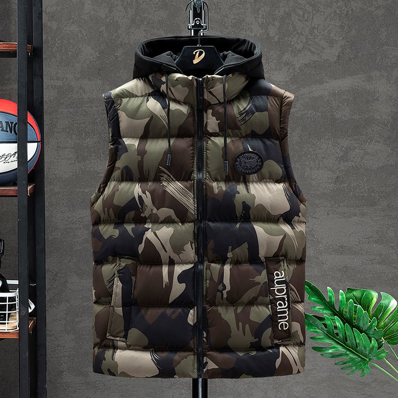 Muška kamuflažna veste s kapuljom, debeli oblog, zatvarač, širok kroj; Materijal: poliesterska smjesa; Podstava: poliester