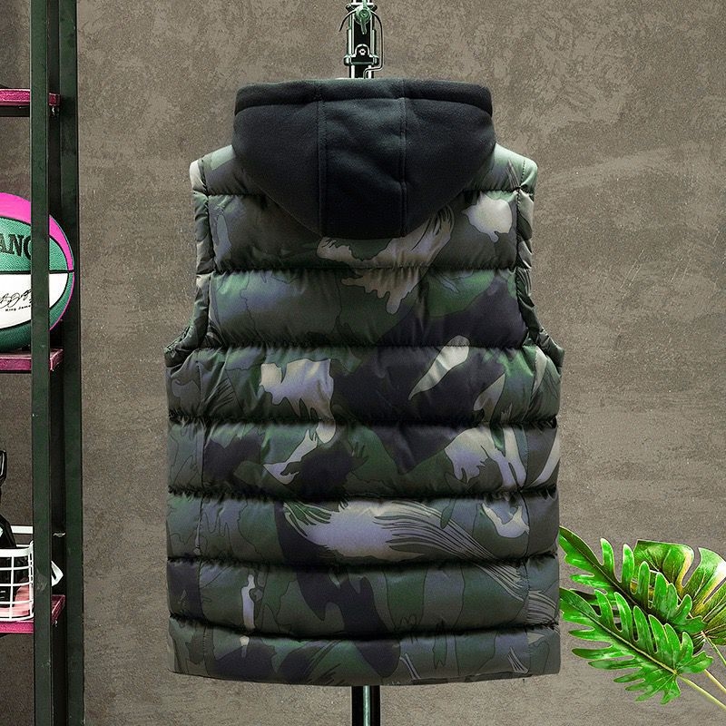 Muška kamuflažna veste s kapuljom, debeli oblog, zatvarač, širok kroj; Materijal: poliesterska smjesa; Podstava: poliester