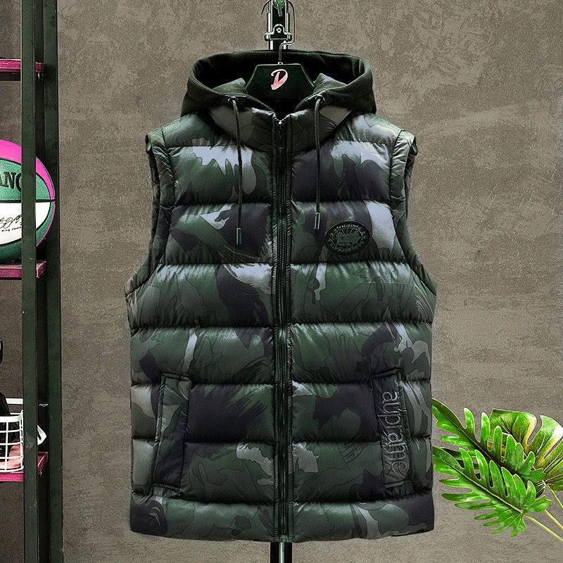 Muška kamuflažna veste s kapuljom, debeli oblog, zatvarač, širok kroj; Materijal: poliesterska smjesa; Podstava: poliester