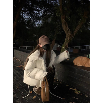 Ženska kratka bijela jakna od patinog perja, topla i stylish, mikrovlakno, opuštena kroj, okrugli izrez, zatvarač