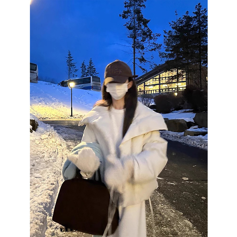 Ženska kratka bijela jakna od patinog perja, topla i stylish, mikrovlakno, opuštena kroj, okrugli izrez, zatvarač