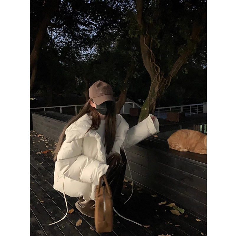 Ženska kratka bijela jakna od patinog perja, topla i stylish, mikrovlakno, opuštena kroj, okrugli izrez, zatvarač