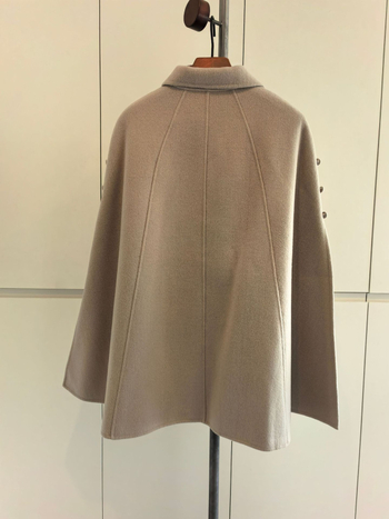 Obostrani kaput od vune i kašmira s reverom, zima 2025, kašmir 50–70%, vuna 50–70%