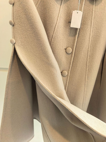 Obostrani kaput od vune i kašmira s reverom, zima 2025, kašmir 50–70%, vuna 50–70%