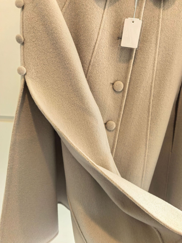 Obostrani kaput od vune i kašmira s reverom, zima 2025, kašmir 50–70%, vuna 50–70%