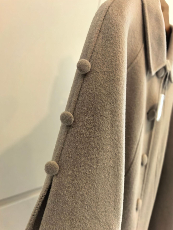 Obostrani kaput od vune i kašmira s reverom, zima 2025, kašmir 50–70%, vuna 50–70%