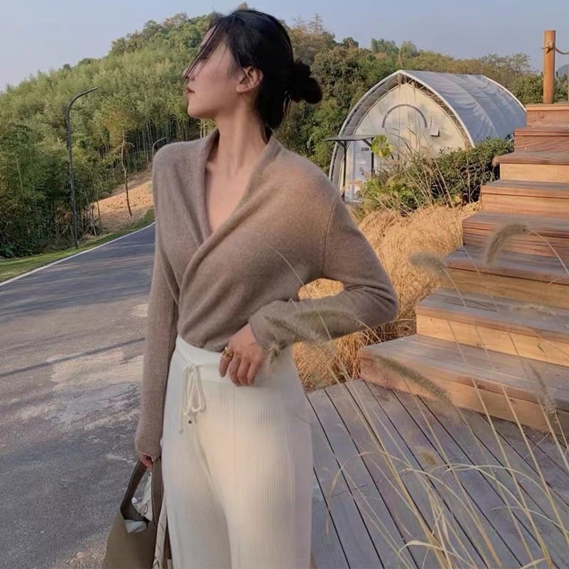 Ženski vuneni pulover s V-izrezom, dugi rukavi, žakardno pletenje, 95% vuna