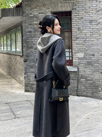 Ženski dvostrani kaput od kašmira i vune, srednje duljine, kapuljača, ležeran kroj, kopčanje na jedno kopčanje, Zima 2025.