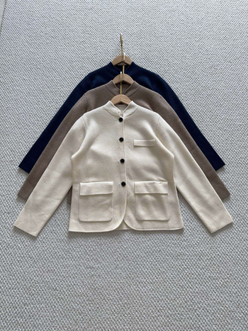 Cardigan s ovratnikom koji stoji i tri džepa; kašmir-vuna mješavina, kašmir 30–50%, vuna 30–50% (Jesen 2025)