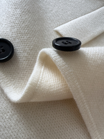 Cardigan s ovratnikom koji stoji i tri džepa; kašmir-vuna mješavina, kašmir 30–50%, vuna 30–50% (Jesen 2025)