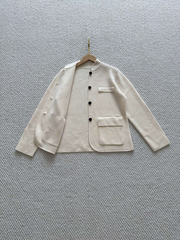 Cardigan s ovratnikom koji stoji i tri džepa; kašmir-vuna mješavina, kašmir 30–50%, vuna 30–50% (Jesen 2025)