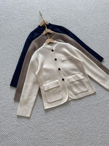 Cardigan s ovratnikom koji stoji i tri džepa; kašmir-vuna mješavina, kašmir 30–50%, vuna 30–50% (Jesen 2025)