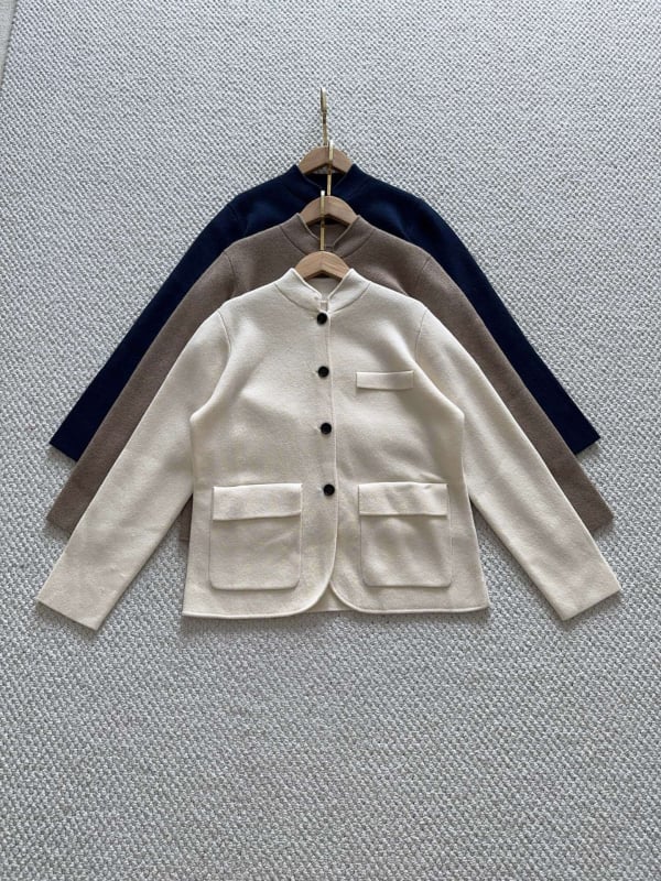 Cardigan s ovratnikom koji stoji i tri džepa; kašmir-vuna mješavina, kašmir 30–50%, vuna 30–50% (Jesen 2025)