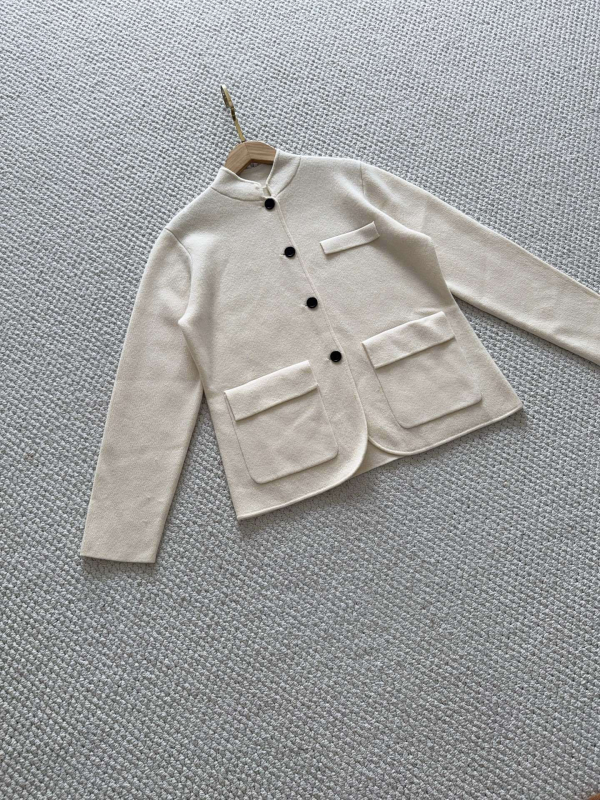 Cardigan s ovratnikom koji stoji i tri džepa; kašmir-vuna mješavina, kašmir 30–50%, vuna 30–50% (Jesen 2025)