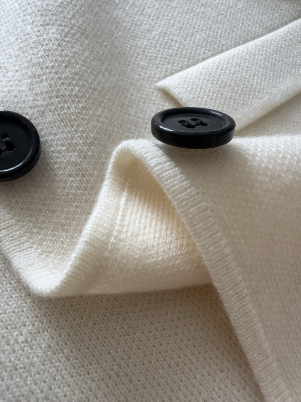 Cardigan s ovratnikom koji stoji i tri džepa; kašmir-vuna mješavina, kašmir 30–50%, vuna 30–50% (Jesen 2025)