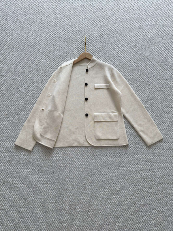 Cardigan s ovratnikom koji stoji i tri džepa; kašmir-vuna mješavina, kašmir 30–50%, vuna 30–50% (Jesen 2025)