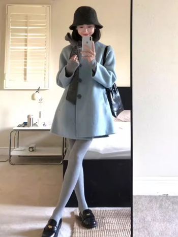 Ženski vuneni kaput, A-linija kroj, srednja debljina, jednoredno kopčanje, elegantan gradski stil (Vuna; Srednja debljina; A-linija kroj; Jednoredno kopčanje; Elegantan gradski stil)