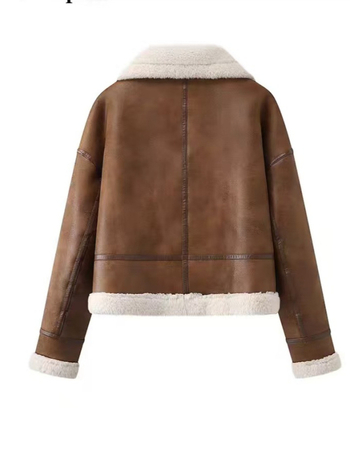 Ženski kratki kaput od umjetne ovčje kože i vunene smjese, 70–80% vuna, zima 2024