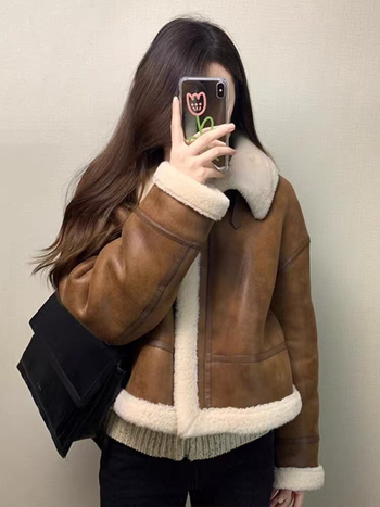 Ženski kratki kaput od umjetne ovčje kože i vunene smjese, 70–80% vuna, zima 2024