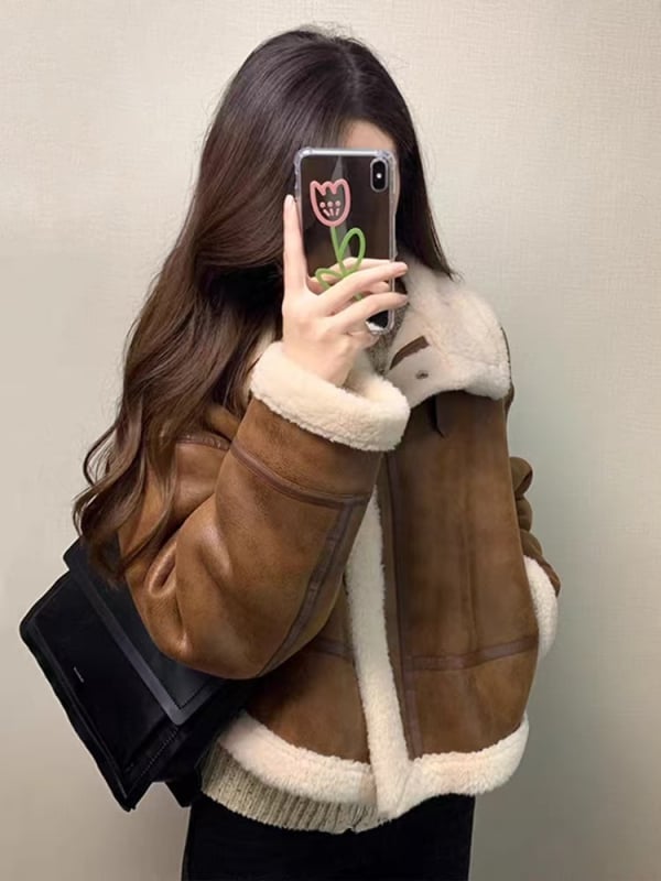 Ženski kratki kaput od umjetne ovčje kože i vunene smjese, 70–80% vuna, zima 2024