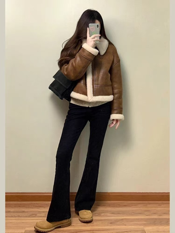 Ženski kratki kaput od umjetne ovčje kože i vunene smjese, 70–80% vuna, zima 2024