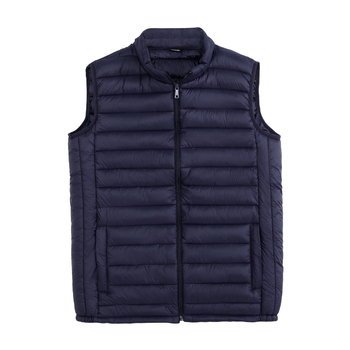 Pamukom punjena jakna sa stojećim ovratnikom, opuštenog kroja, bočne džepove, duljina 50–65 cm