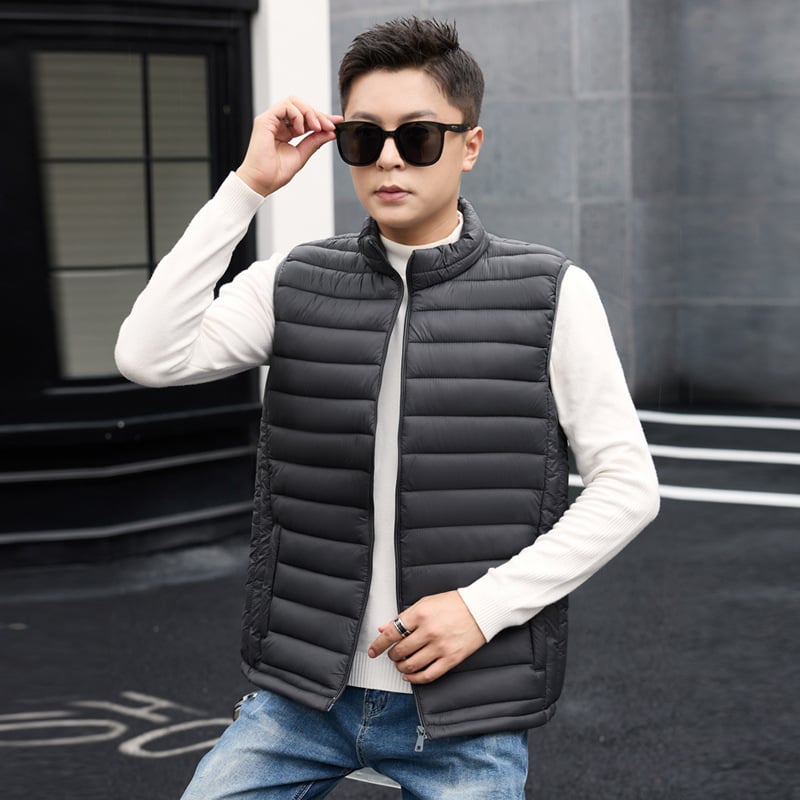 Pamukom punjena jakna sa stojećim ovratnikom, opuštenog kroja, bočne džepove, duljina 50–65 cm