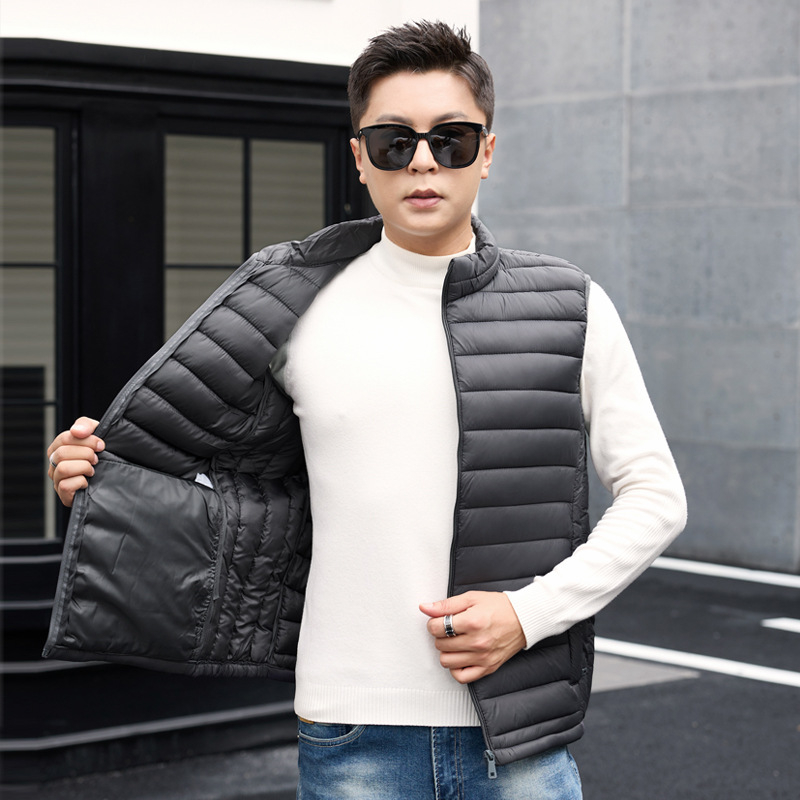 Pamukom punjena jakna sa stojećim ovratnikom, opuštenog kroja, bočne džepove, duljina 50–65 cm