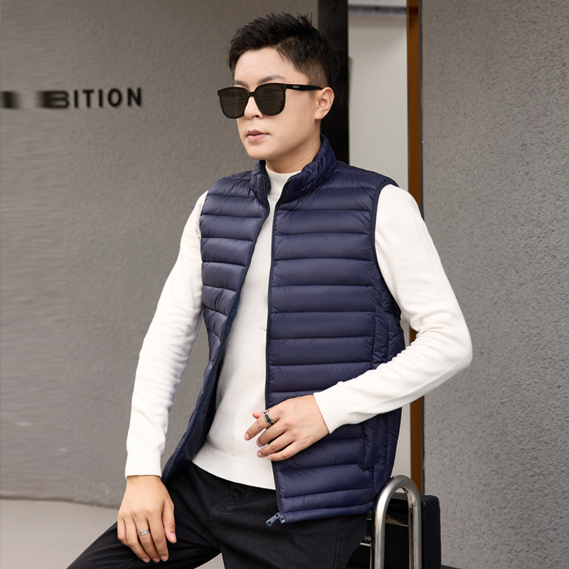 Pamukom punjena jakna sa stojećim ovratnikom, opuštenog kroja, bočne džepove, duljina 50–65 cm