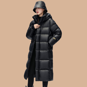 Ženska duga down jakna crno‑zlate boje, slim fit kroj, topla i udobna, severoistočnog stila.