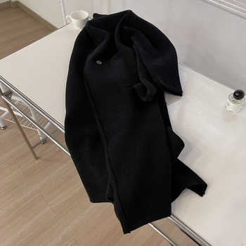 Kaput srednje duljine od pletenog materijala s teksturom baršuna, prednji plakat twist dizajna, perlni baršun tekstura, silueta bez balončića, zima 2025, poliester 90–95%