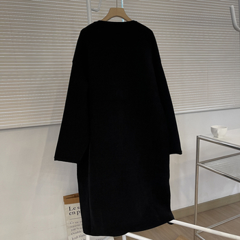 Kaput srednje duljine od pletenog materijala s teksturom baršuna, prednji plakat twist dizajna, perlni baršun tekstura, silueta bez balončića, zima 2025, poliester 90–95%