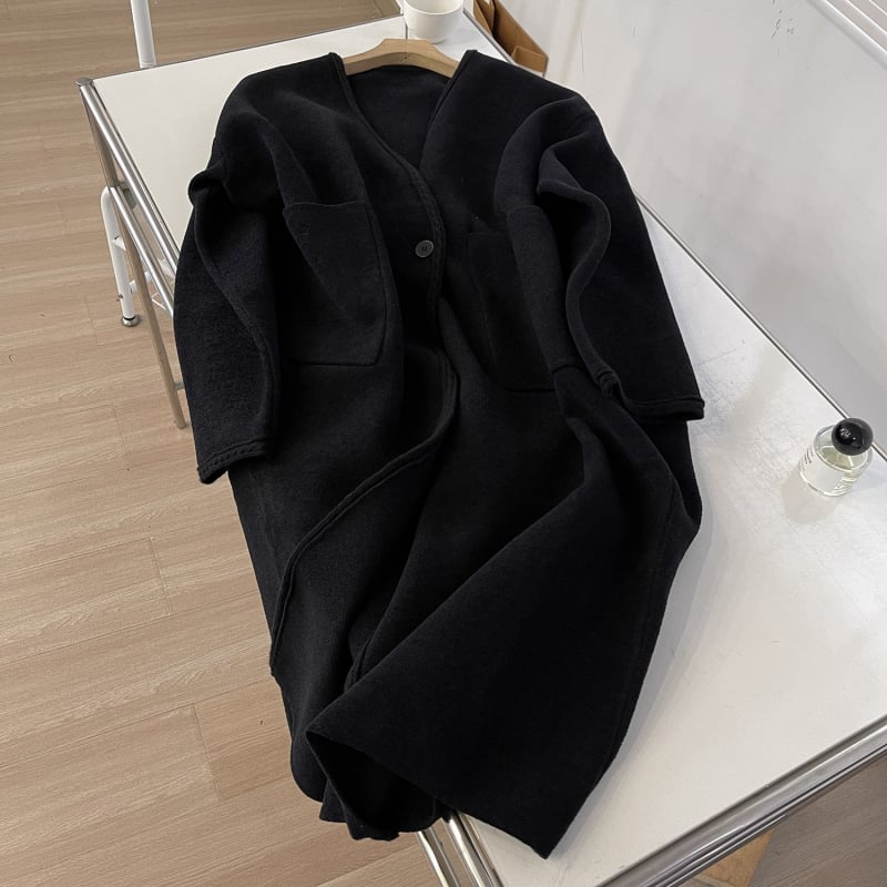 Kaput srednje duljine od pletenog materijala s teksturom baršuna, prednji plakat twist dizajna, perlni baršun tekstura, silueta bez balončića, zima 2025, poliester 90–95%