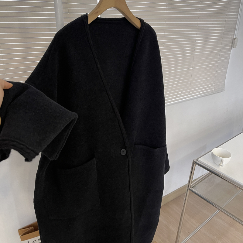 Kaput srednje duljine od pletenog materijala s teksturom baršuna, prednji plakat twist dizajna, perlni baršun tekstura, silueta bez balončića, zima 2025, poliester 90–95%