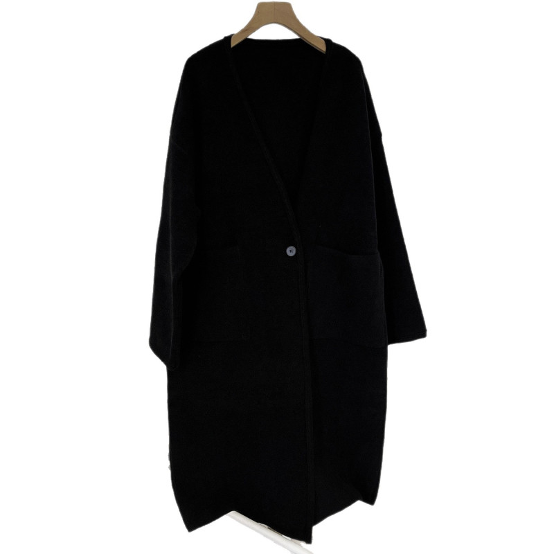 Kaput srednje duljine od pletenog materijala s teksturom baršuna, prednji plakat twist dizajna, perlni baršun tekstura, silueta bez balončića, zima 2025, poliester 90–95%